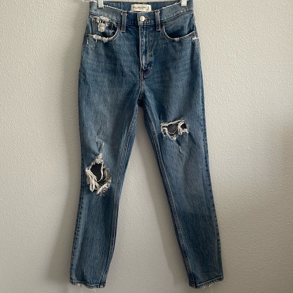 Abercrombie & Fitch High Rise Mom Jean 24